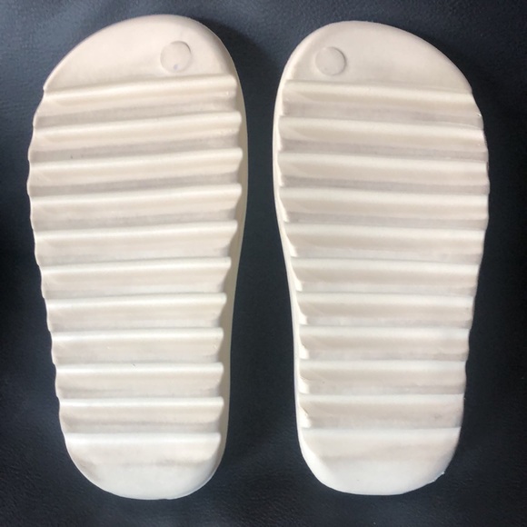 *Used* Yeezy Slides size 5 - Picture 3 of 3